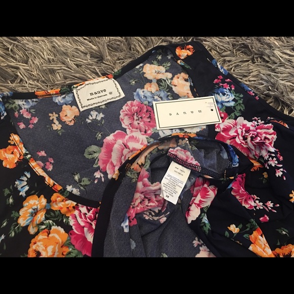 MAUVE Navy Blue/Floral Silky Flowing Tank Top🌸🌹 - Picture 3 of 6